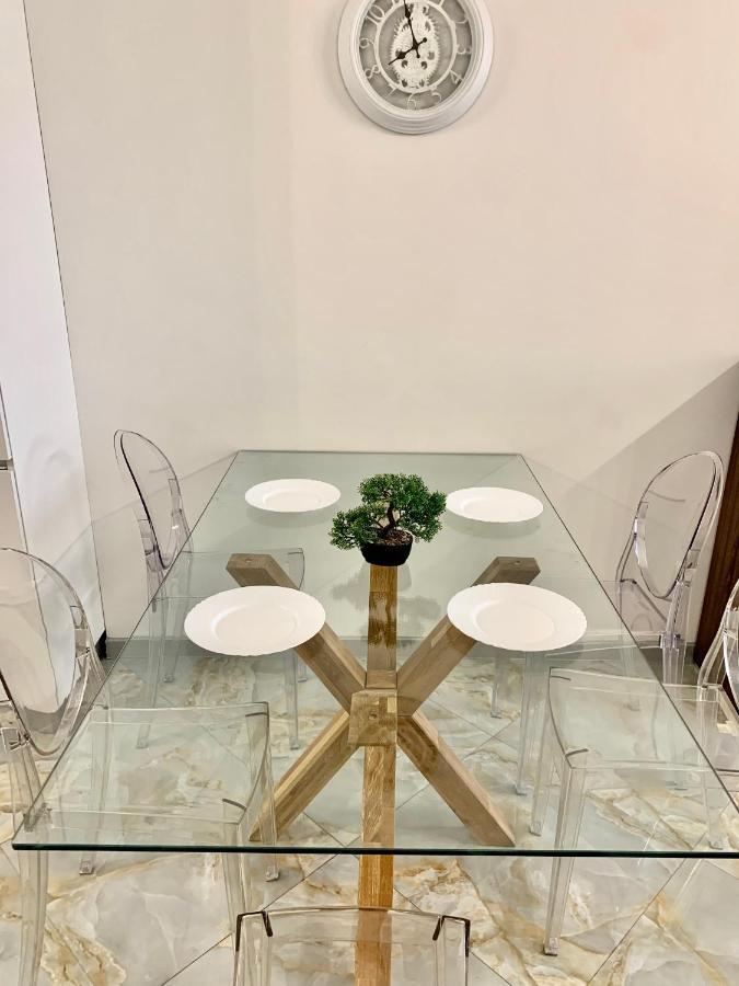 4-Room Jacuzzi Apartment Львов Экстерьер фото
